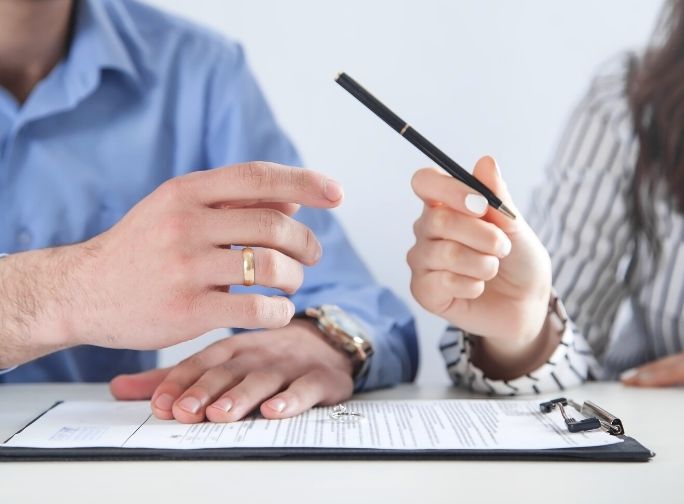 couple signing divorce appraisal paperwork